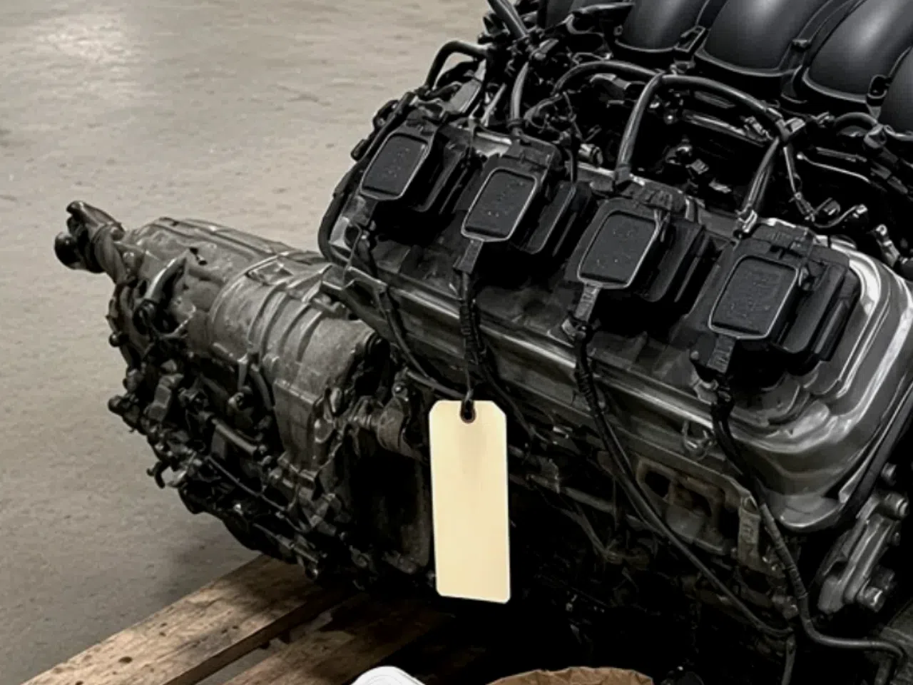 Toyota 1URFE 4.6L V8 Remanufactured Engine — product photo